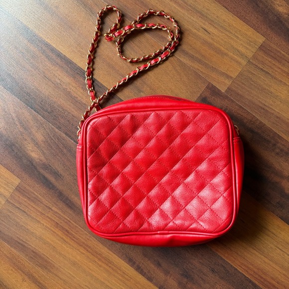 Medallion quilted Leather‎ Crossbody Bag Gold Chain Strap Emblem Accent - Picture 4 of 7